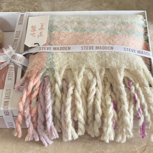 STEVE MADDEN Bobble Hat & Scarf Set Super Soft - Picture 2 of 4